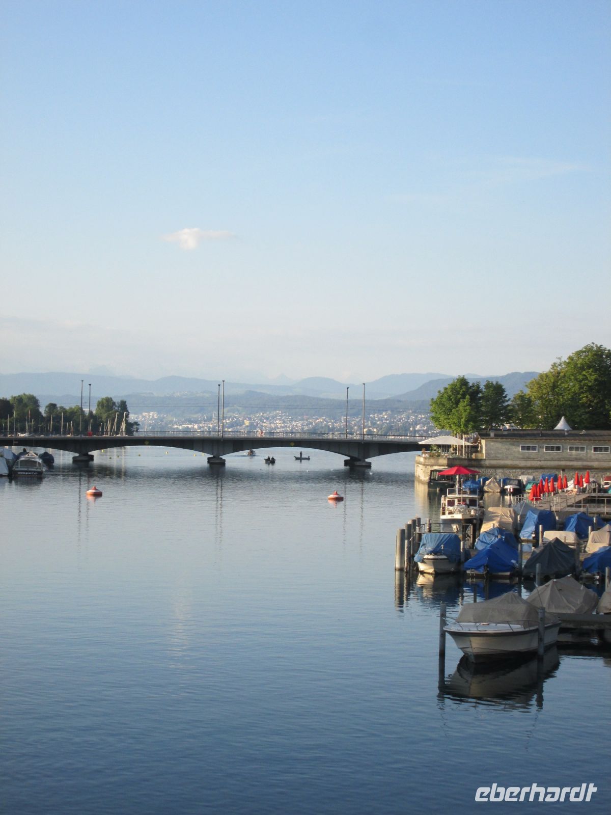 die Limmat fließt aus den Zürichsee