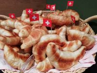 Zum Nationalfeiertag empfangen uns schon am Frühstücksbuffet die Schweizer Fahnen