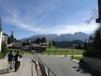St. Moritz, Kulm Country Club mit kath. Kirche (links) und ehem. Olympiaanlagen im Hintergrund