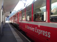 Bernina-Express im Bahnhof St. Moritz