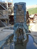 Brunnen fü den ältesten Bergführer Ulrich Inderbinen