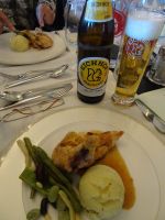 Leckeres Menü mit einem Eichhörnchen-Bier