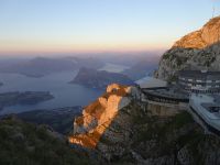 Sonnenuntergang: Bergstation und Hotel 
