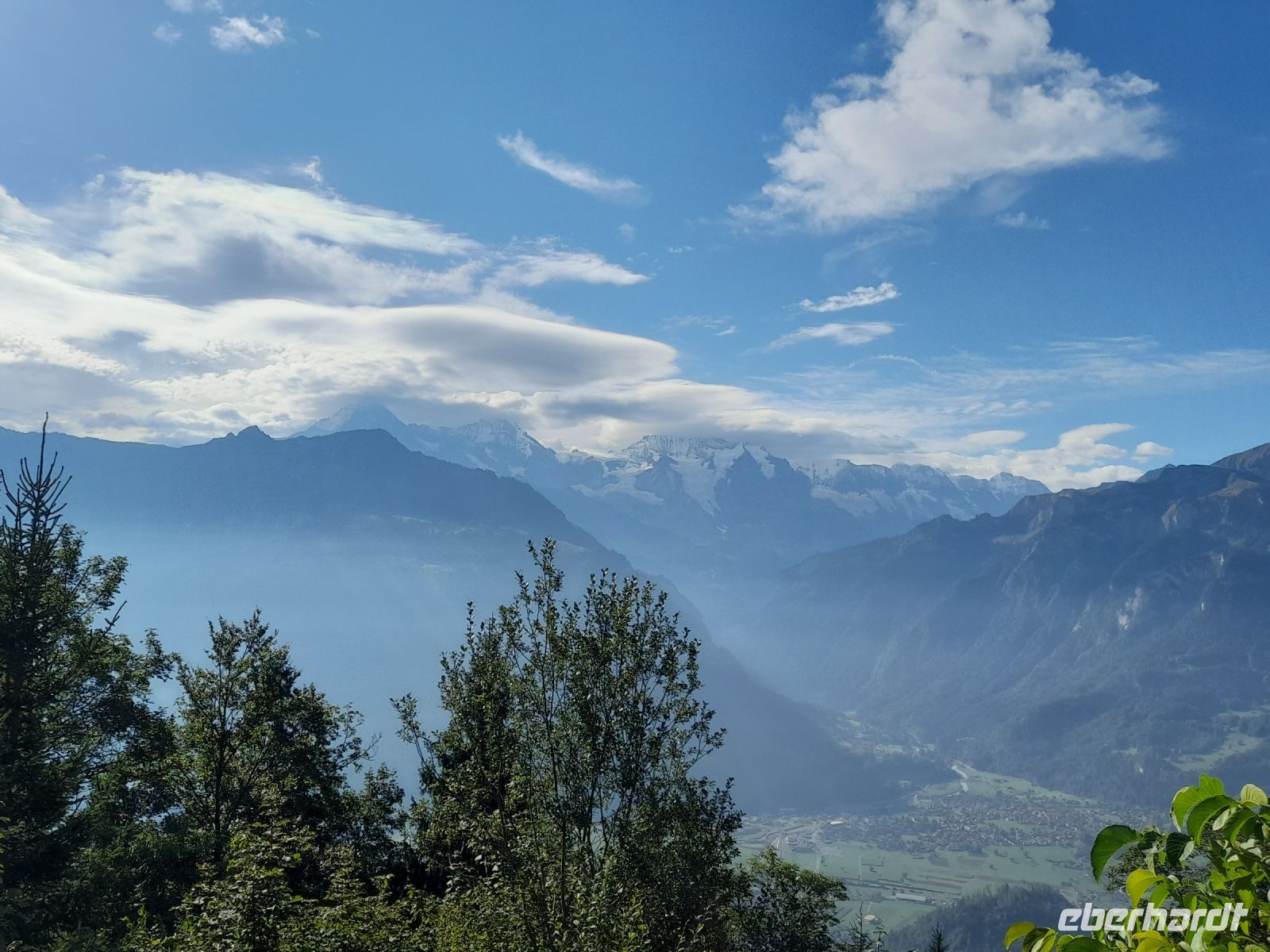 Blick vom Harder Kulm auf Eiger, Mönch und Jungfrau