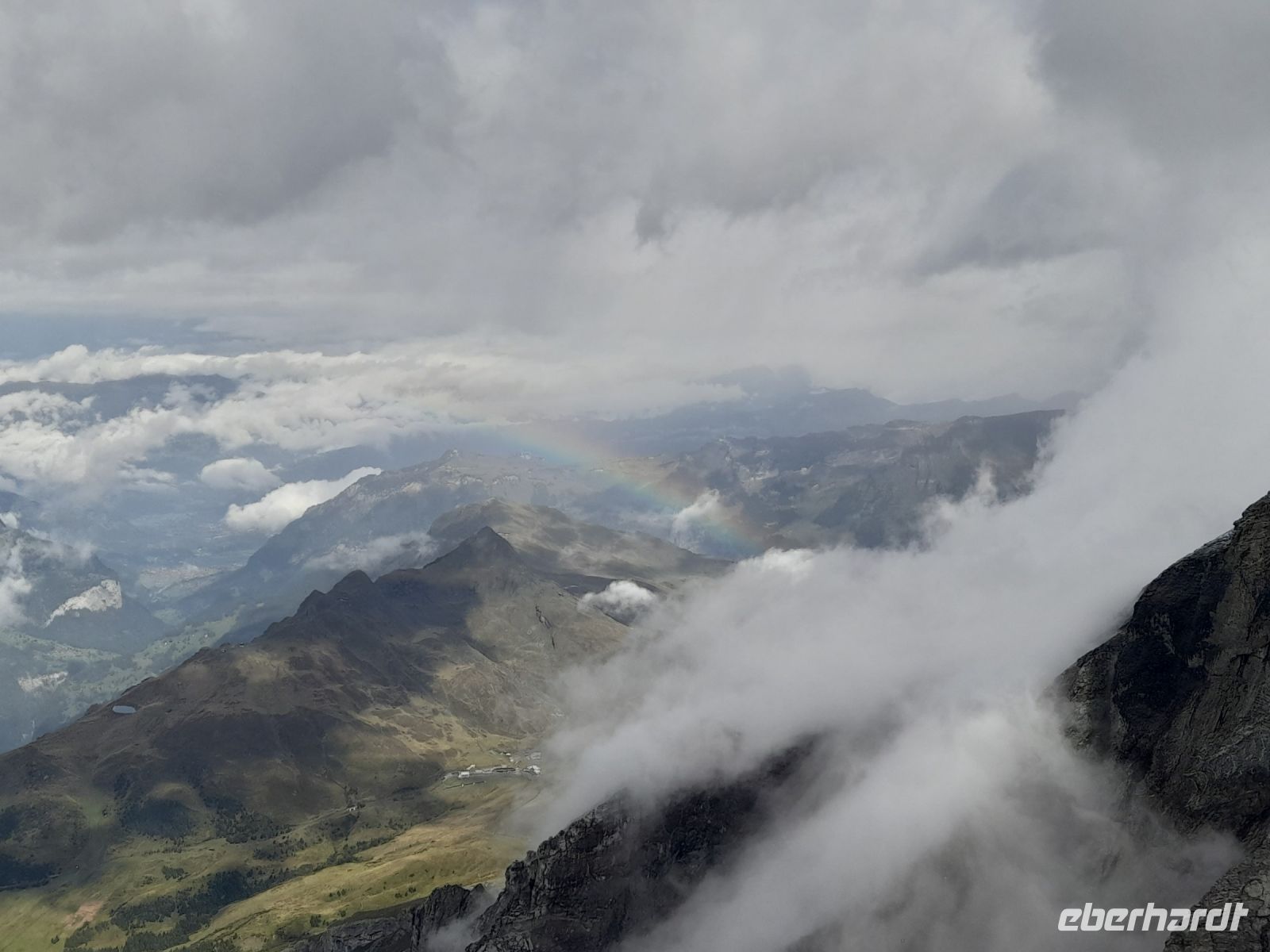 Talblick vom Jungfraujoch mit Regenbogen