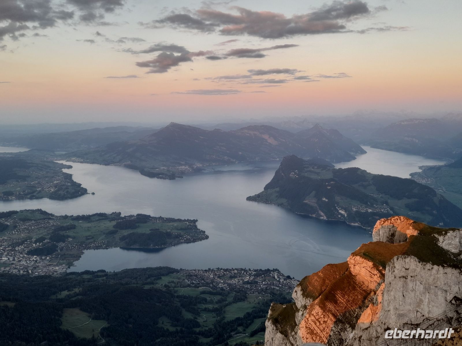 Blick vom Pilatus auf den Vierwaldstättersee im Sonnenuntergang