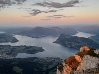 Blick vom Pilatus auf den Vierwaldstättersee im Sonnenuntergang