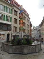 Lausanne, Brunnen am Markt vor Rathaus