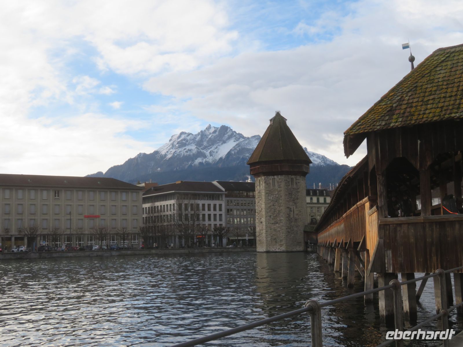 016 Luzern - Wasserturm der Kapellbrücke und Pilatus