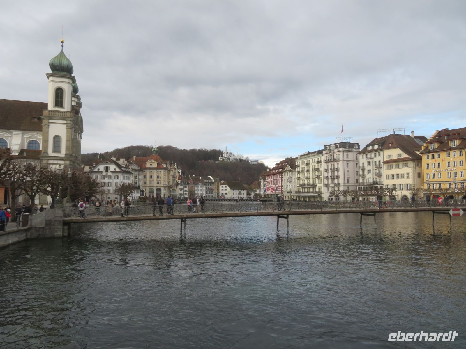 022 Luzern - Blick zur esuitenkirche und zum Nadelwehr
