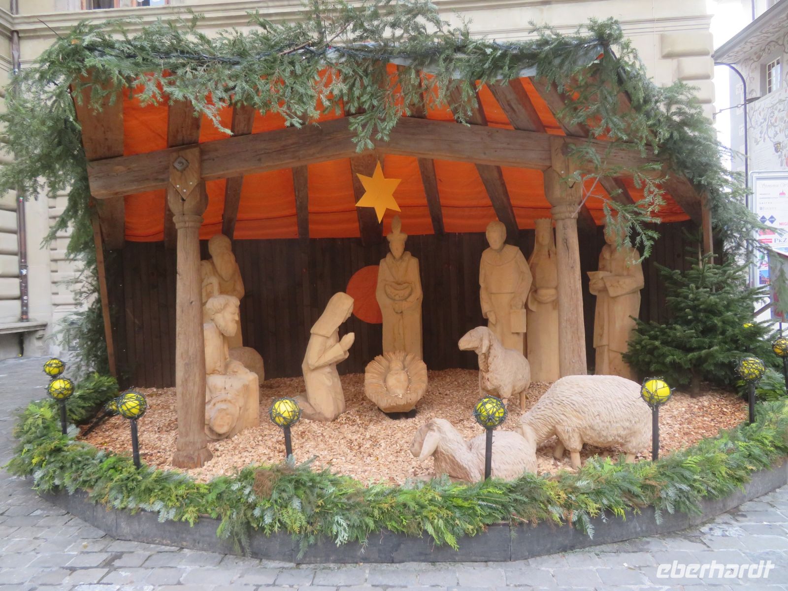 044 Luzern - Lebensgroße geschnitze Krippe