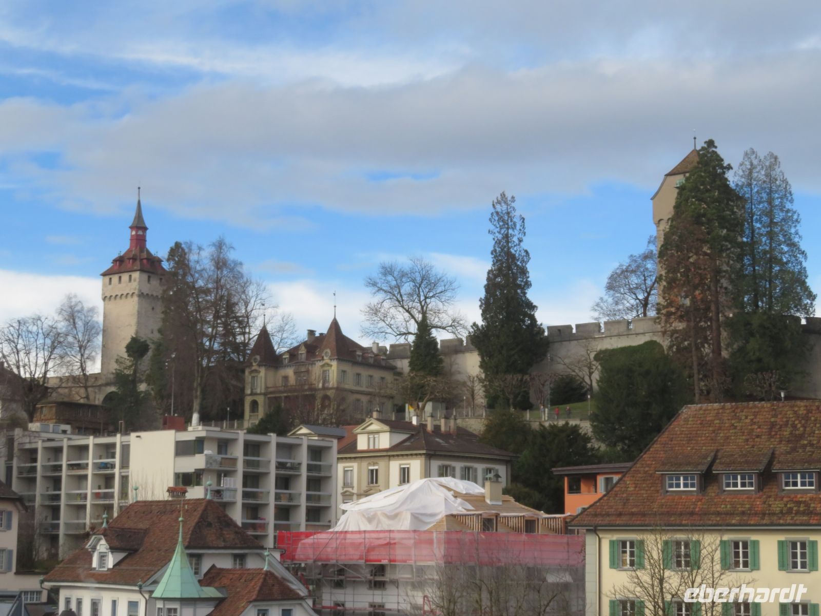 050 Luzern - Blick über die Dächer zur Museggmauer