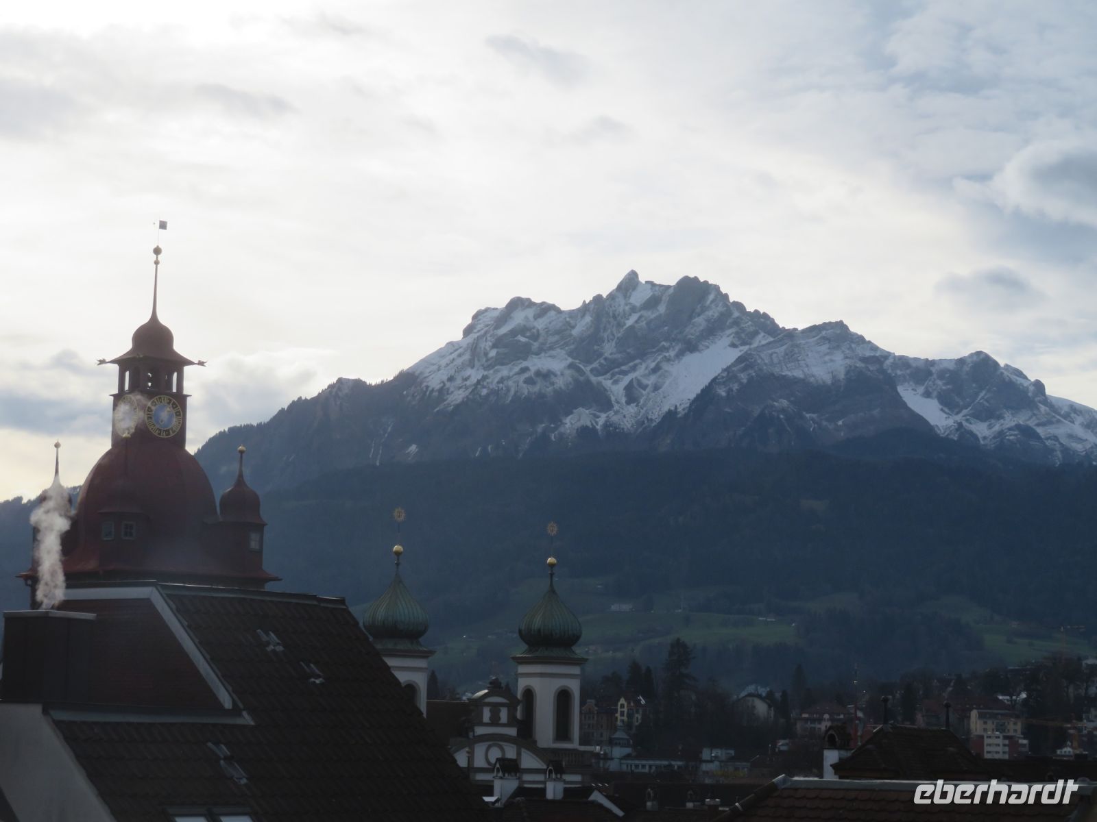 051 Luzern - Blick über die Dächer zum Pilatus