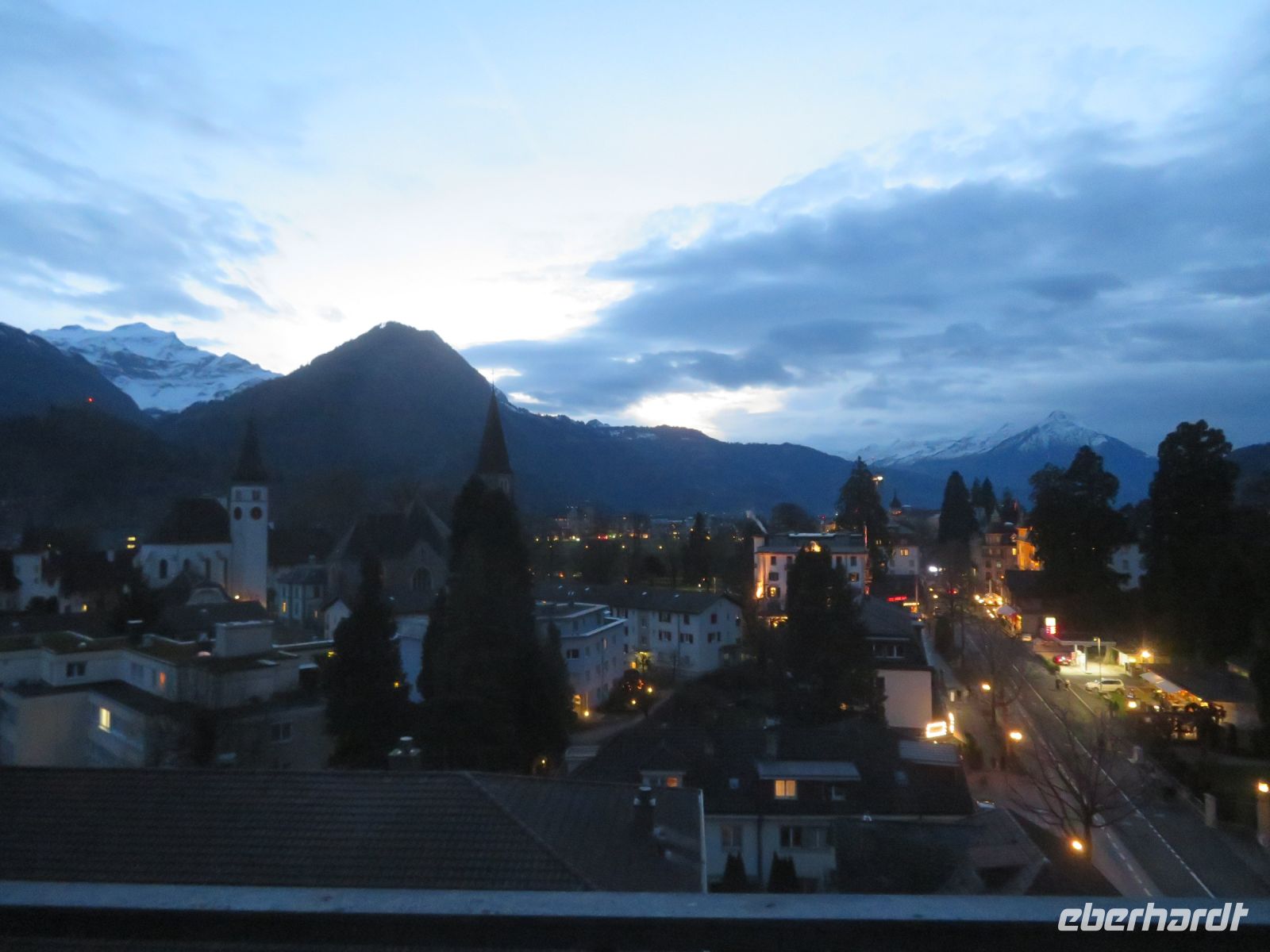 059 Interlaken - Blick von der Dachterrasse des Hotels zum Niesen