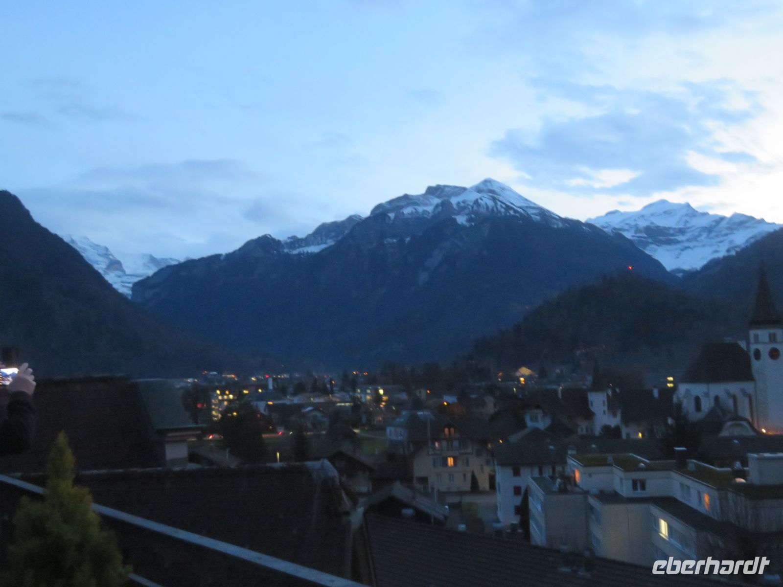 060 Interlaken - Blick von der Dachterrasse des Hotels über Interlaken