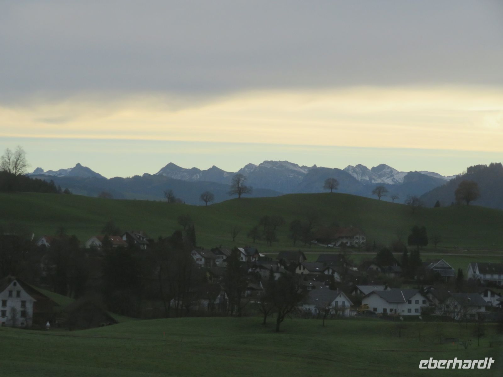 169 Morgenstimmung über den Glaner Alpen vom Hirzel gesehen