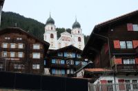 DSDas Kloster hinter schönen Häusern versteckt