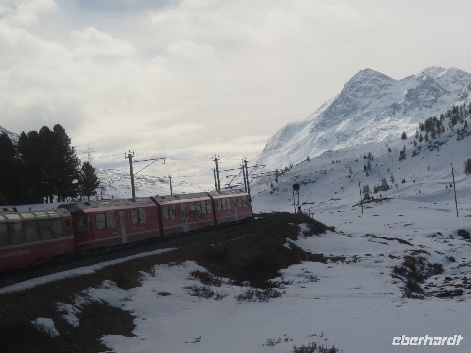 019 Fahrt mit dem Bernina-Express über den Berninapass und entlang des Lago di Bianco