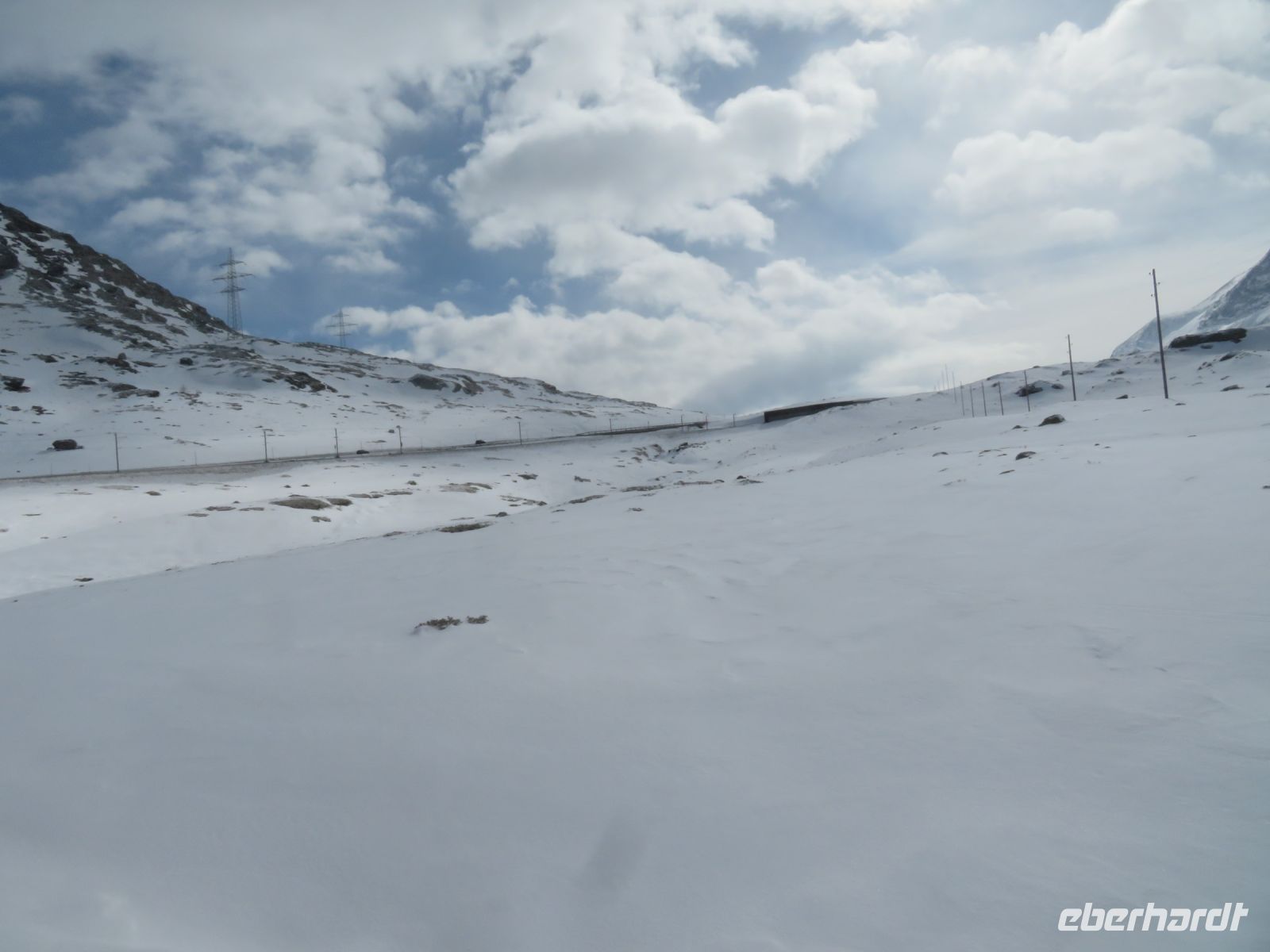 020 Fahrt mit dem Bernina-Express über den Berninapass und entlang des Lago di Bianco