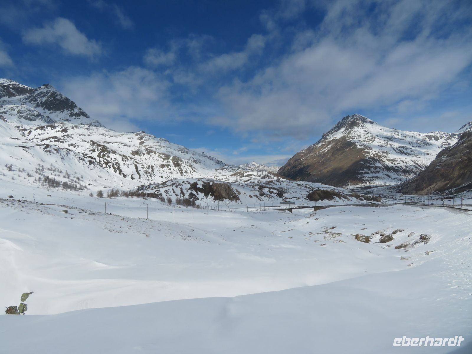 023 Fahrt mit dem Bernina-Express über den Berninapass und entlang des Lago di Bianco