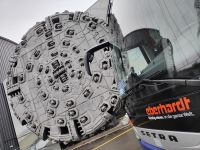 242.1 Besuch im Verkehrshaus der Schweiz - Unser Bus vor dem Bohrer des Gotthard-Basistunnels