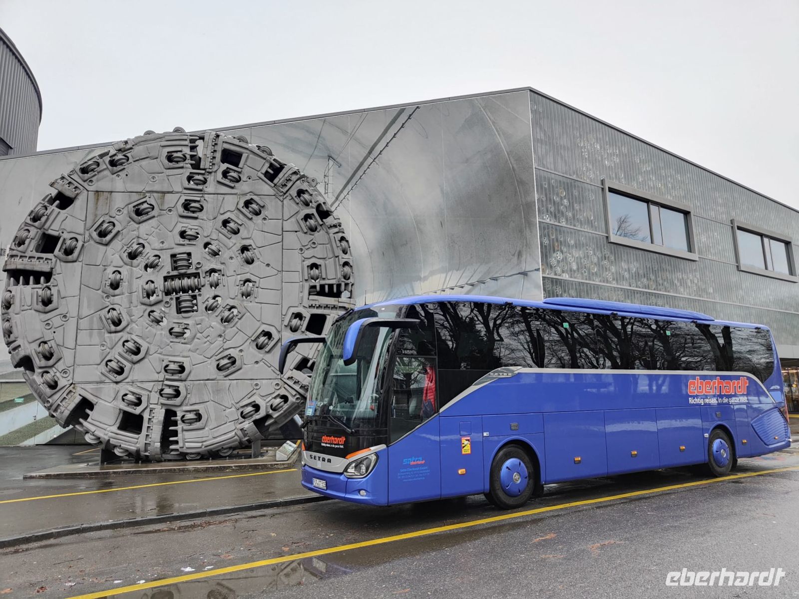 242.2 Besuch im Verkehrshaus der Schweiz - Unser Bus vor dem Bohrer des Gotthard-Basistunnels