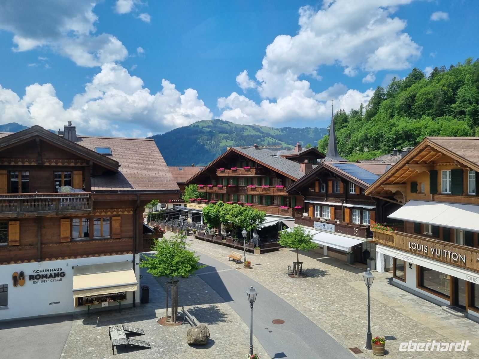 Fahrt mit dem GoldenPass Panoramic von Zweisimmen nach Montreux... - Gstaad