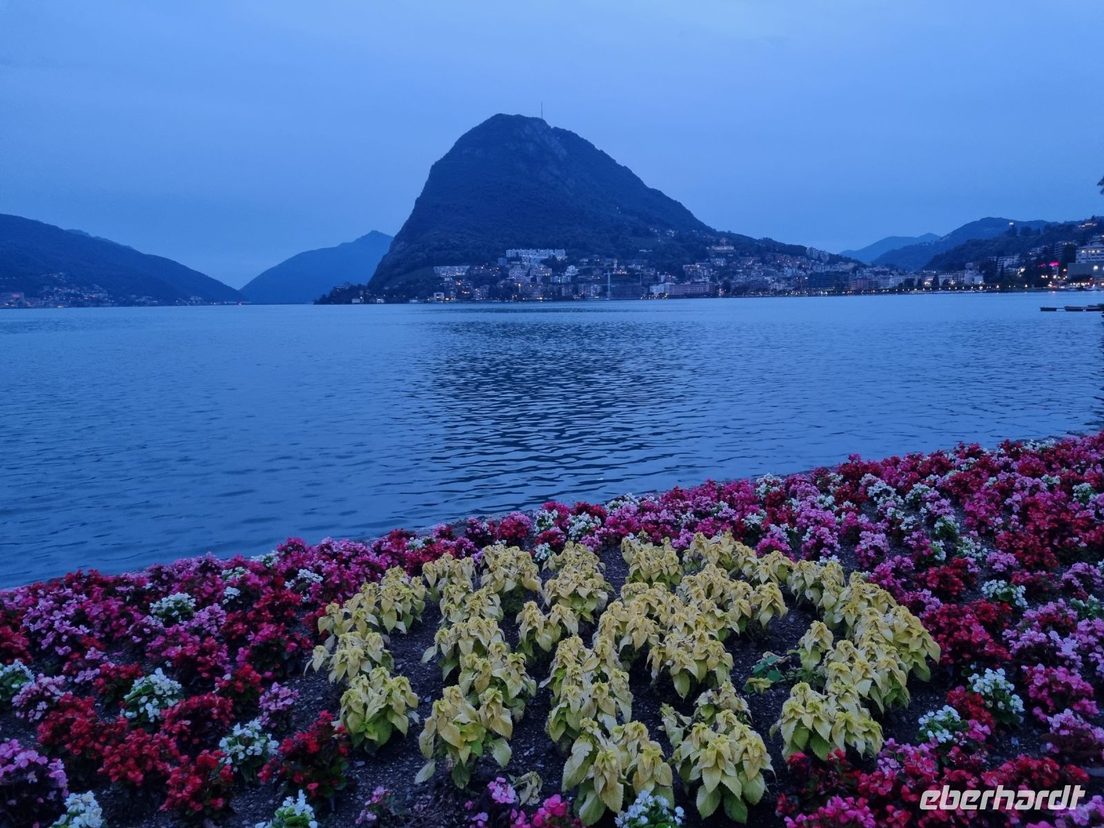 Lugano - Ciani-Stadtpark mit Blick zum Monte San Salvatore 