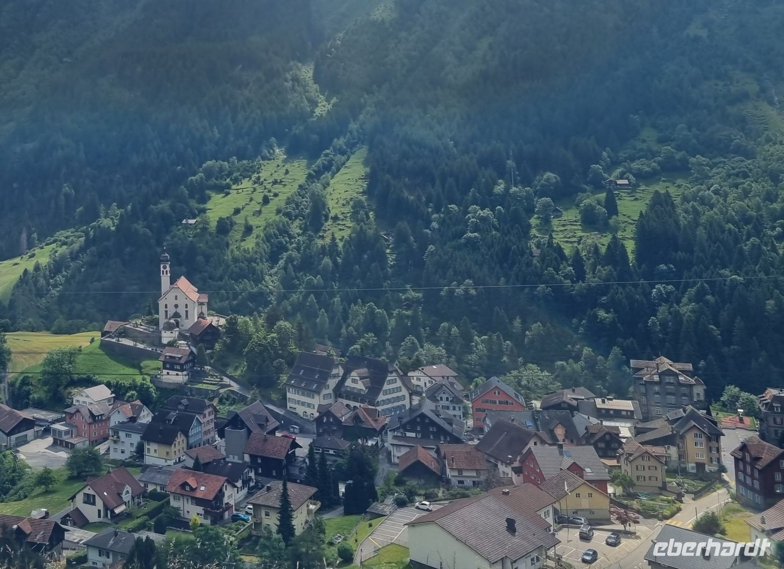 Fahrt mit dem Gotthard Panorama Express - Kirche von Wassen
