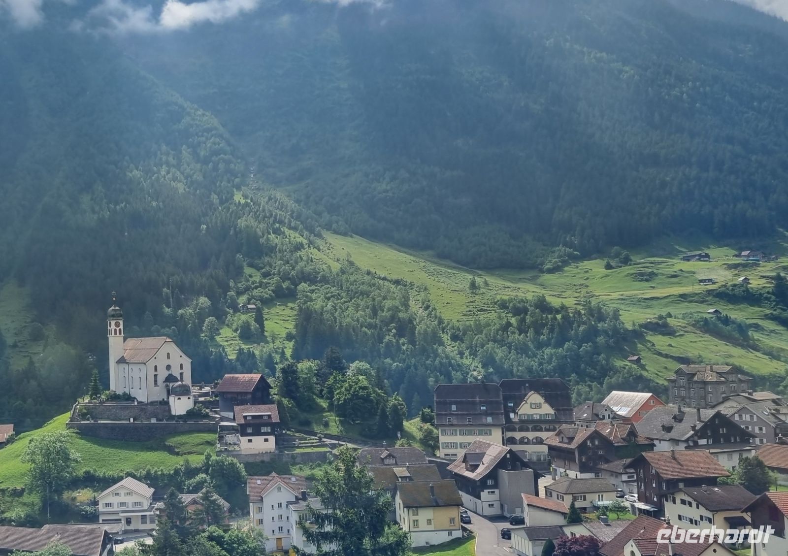 Fahrt mit dem Gotthard Panorama Express - Kirche von Wassen