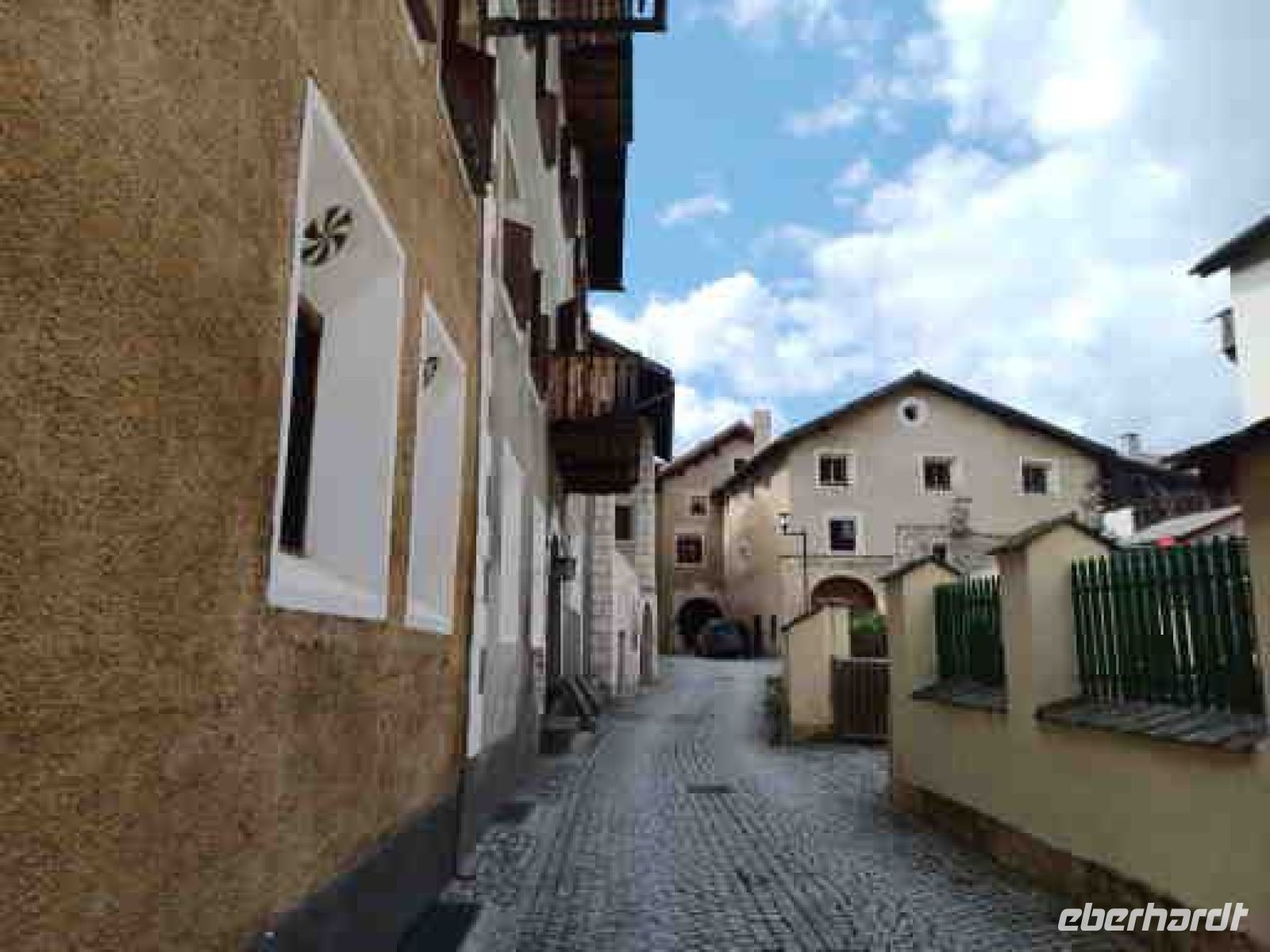 Zuoz-Engadiner Haus,zurückgesetzte Trichterfenster