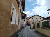 Zuoz-Engadiner Haus,zurückgesetzte Trichterfenster