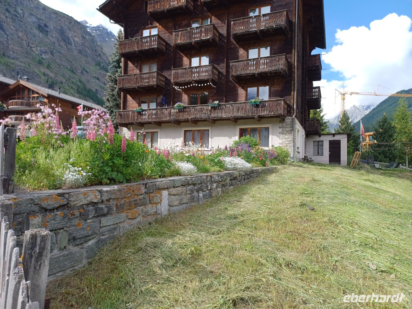 Zermatt-Vorgärtenpflege: Blumengarten u. Heuwiese