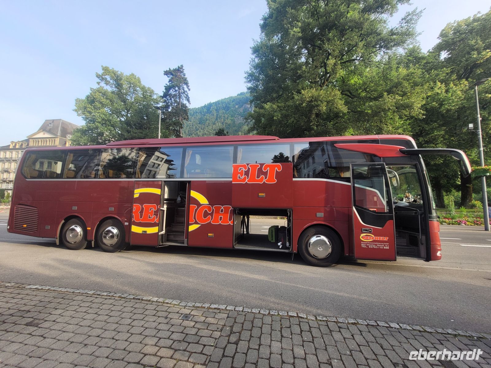 Bus der Firma Reichelt
