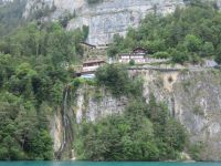 057 Schifffahrt auf dem Thunersee - Blick zum Eingang der Beatushöhlen