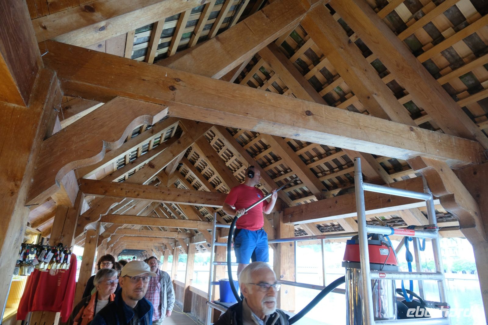 Reinigungsarbeiten am Dach der Kapellbrücke