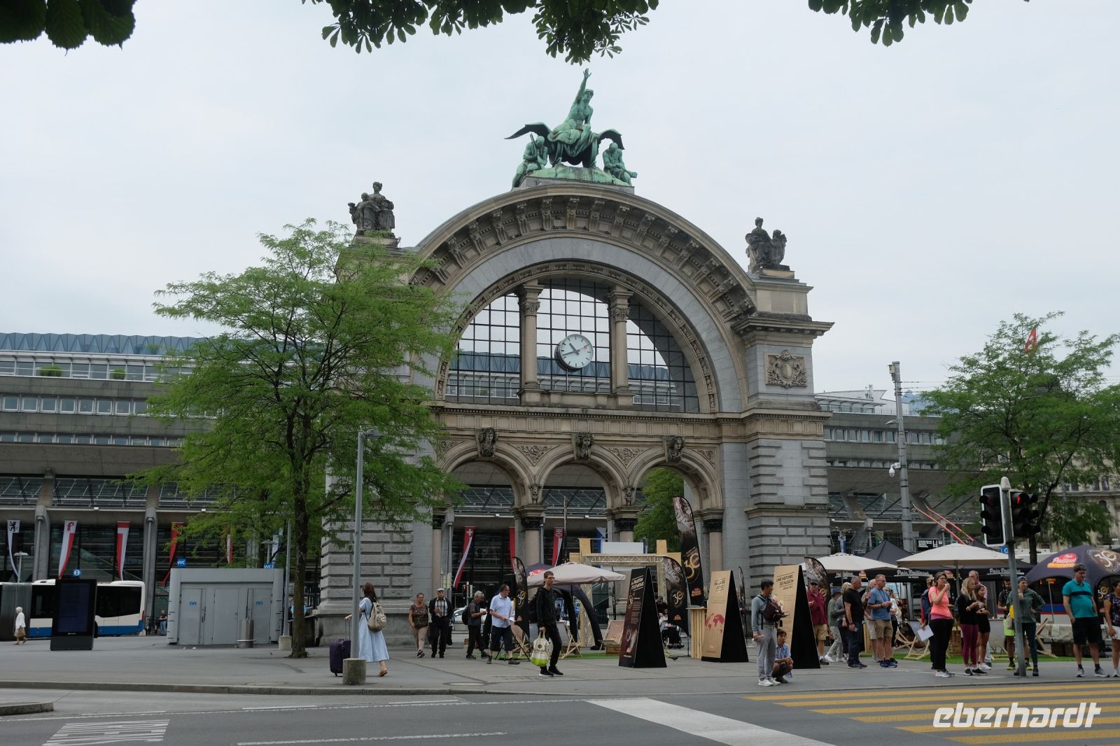 Das Eingangsportal des Bahnhofs