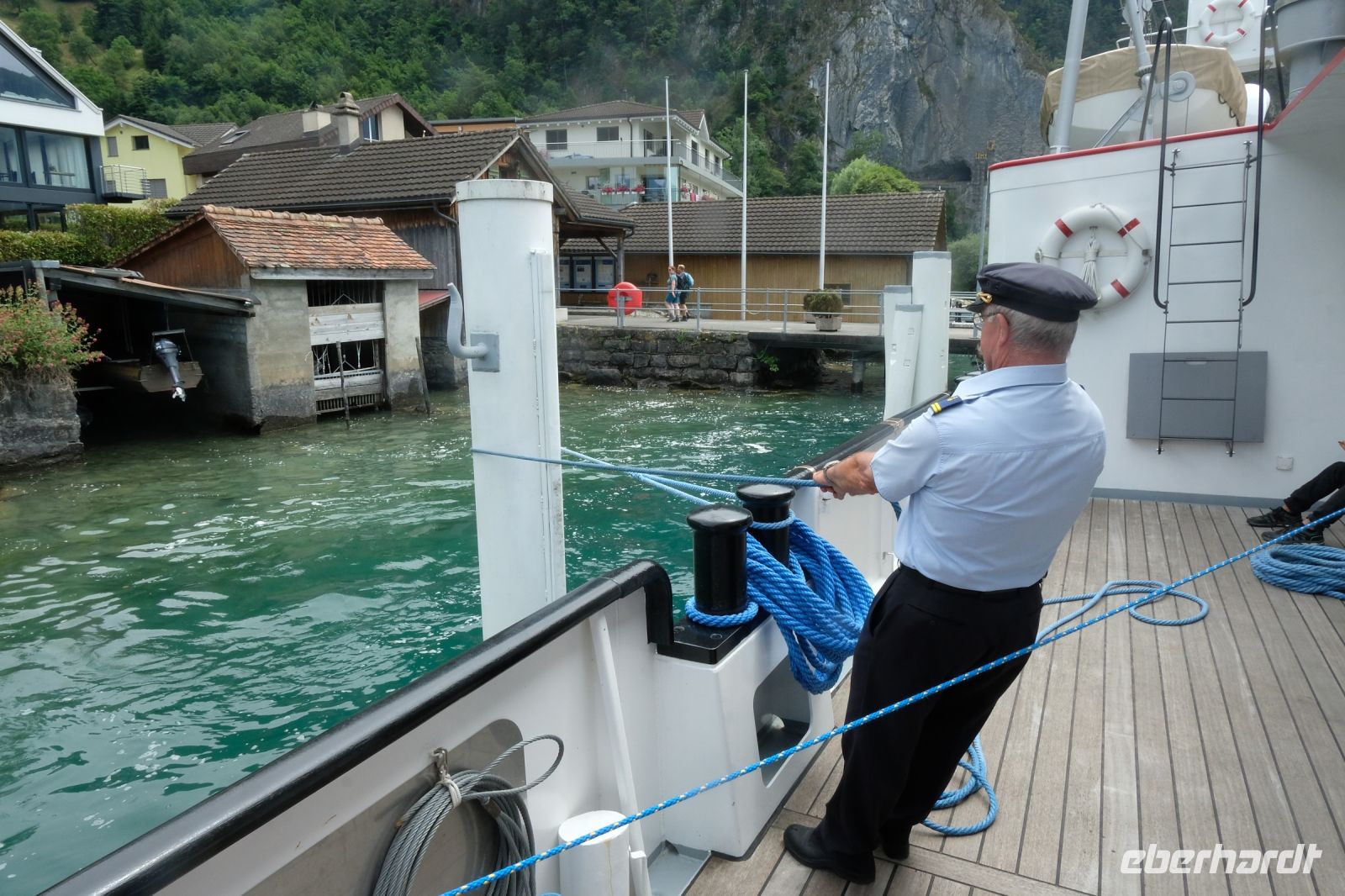 Ein Seemann hält das Schiff