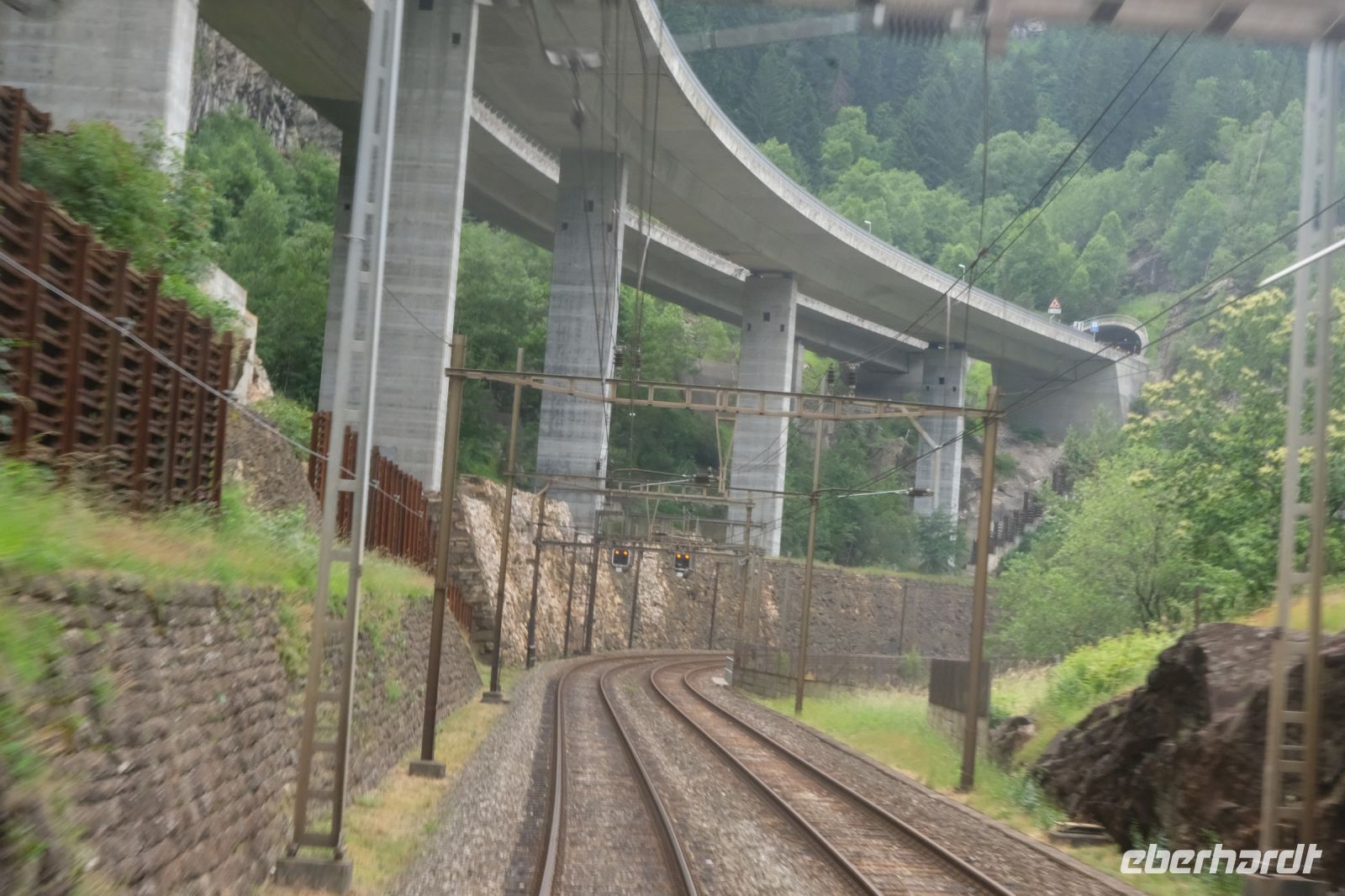 Über uns die Autobahn