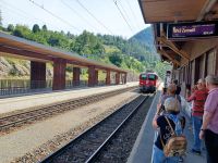 Der Glacier-Express fährt ein