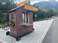 am Tickethäuschen in Pontresina erhalten wir unsere Fahrkarte für die Kutsche