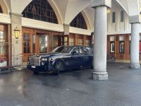 ein Rolls Roys steht vor einem Luxushotel in St. Moritz 