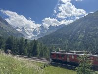 mit dem Zug fahren wir durch die wundervolle Bergwelt