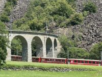 Der Bernina Express fährt in das Kreisviadukt von Brusio