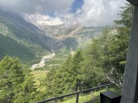 Immer wieder gibt es tolle Aussichten in tiefe Täler oder auf hohe Berge