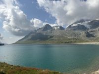 Der Bernina Express kommt an türkisfarbenen Seen vorbei