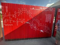 Am Bahnhof von St. Moritz informiert eine Tafel über den Verlauf der Bernina Express Strecke 