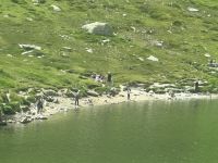 mit dem Glacier-Express fahren wir von St. Moritz nach Zermatt - am Stausee sind viele Angler zu sehen