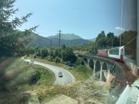 mit dem Glacier-Express fahren wir von St. Moritz nach Zermatt - manchmal sehen wir die Spitze des Zuges