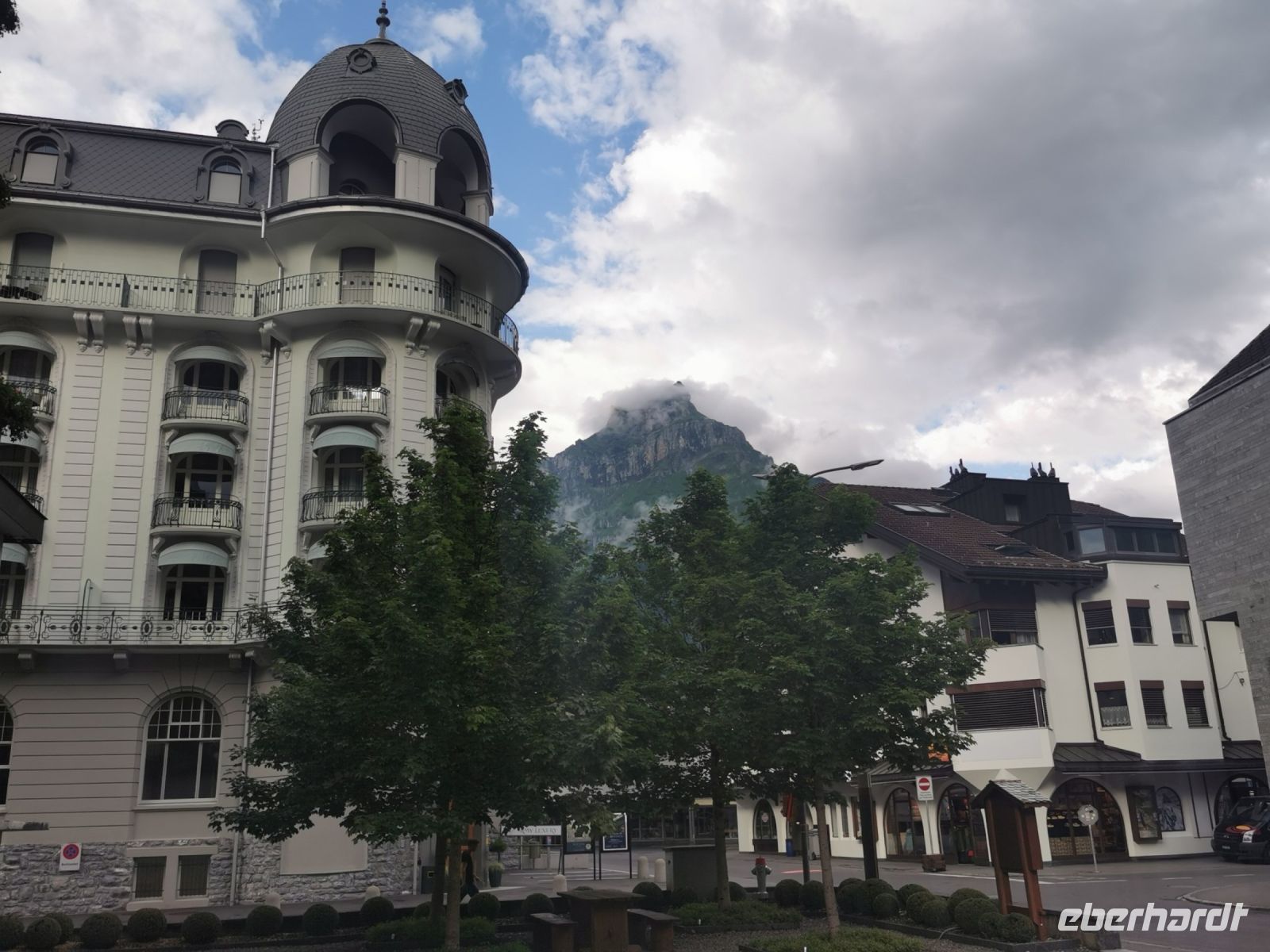 Hohe Berge umgeben Engelberg und gucken überall hervor. 